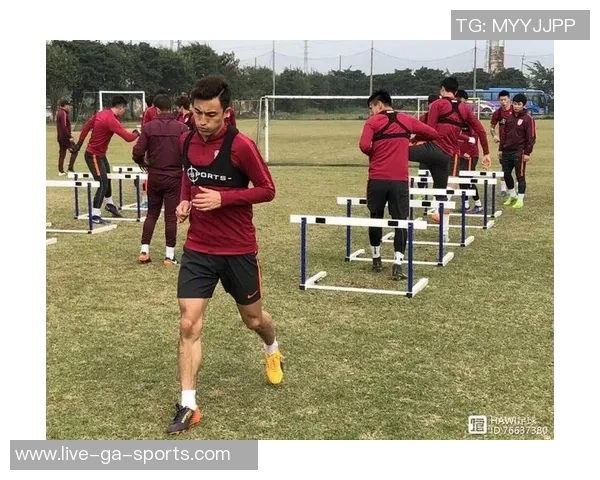 科学制定职业足球训练计划提升运动员竞技水平与身体素质的全方位策略 科学制定职业足球训练计划提升运动员竞技水平与身体素质的全方位策略