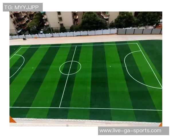 足球场草坪的美丽风景与维护技巧探讨 足球场草坪的美丽风景与维护技巧探讨